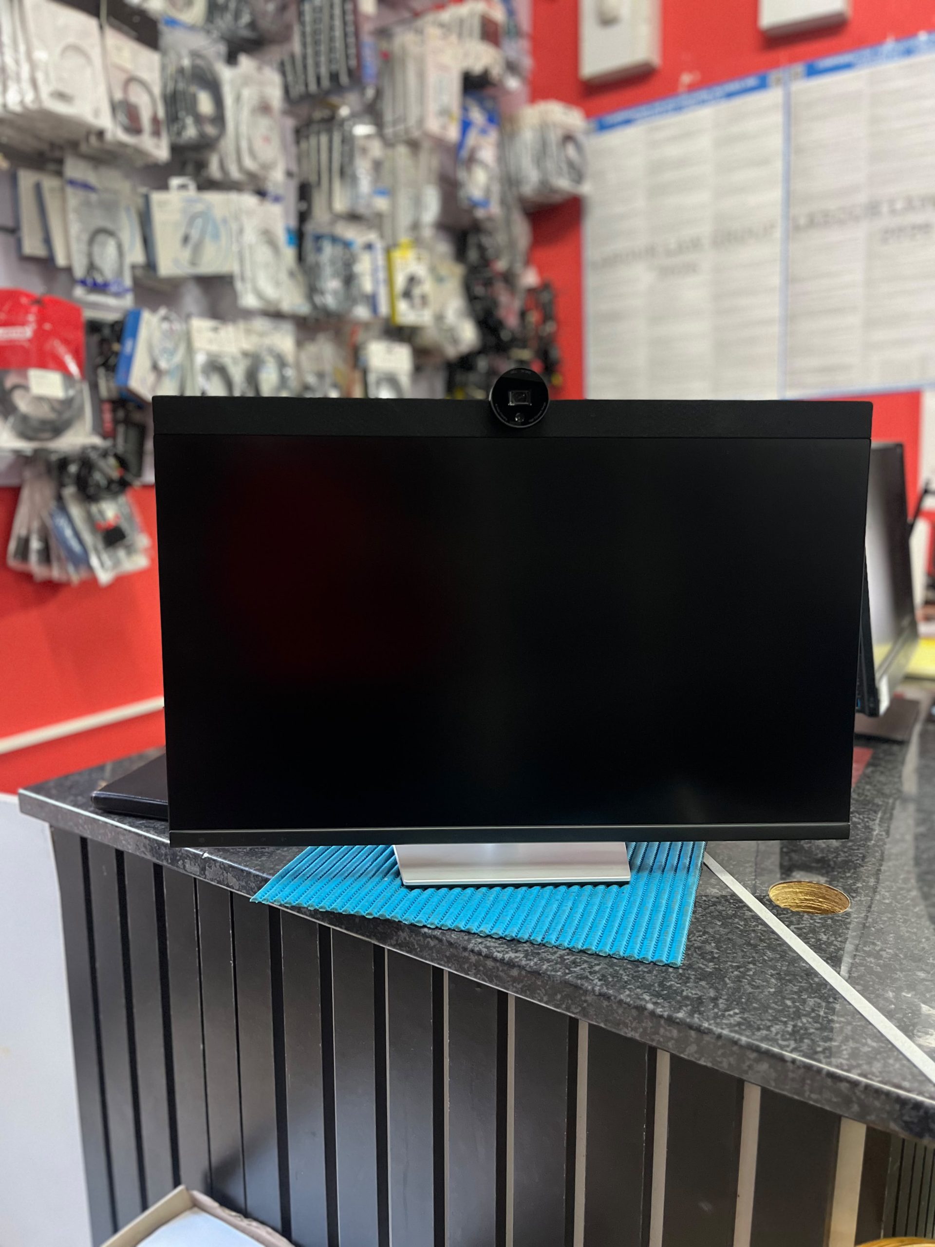 Dell Pro P2726DEB conferencing monitor - Image 8